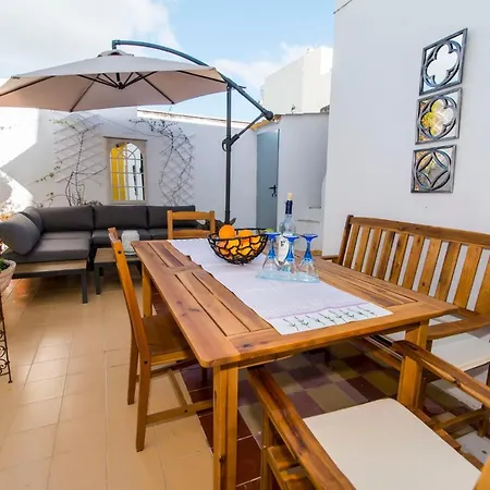 Historic Townhouse With Roof Terrace Quiet Courtyard 5Min To Ferry Market Holiday home Olhao