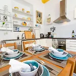 Olho Townhouse With Roof Terrace Courtyard 5min To Ferry Market Casa vacanze Olhão