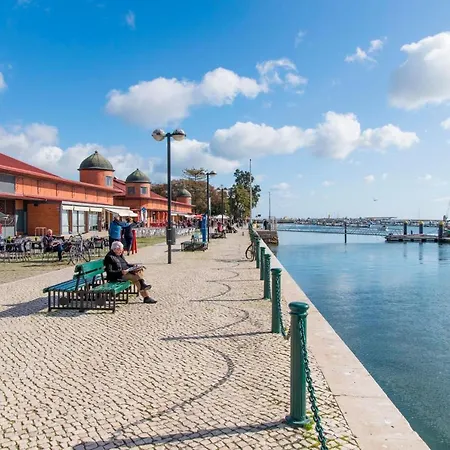 Charming Townhouse With Aircon Only 500m From The Marina And The Typical Market