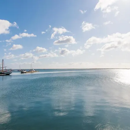 Casa de Férias Charming Townhouse With Aircon Only 500m From The Marina And The Typical Market *