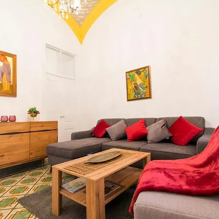 Charming Townhouse With Aircon Only 500m From The Marina And The Typical Market