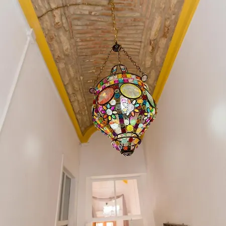 Charming Townhouse With Aircon Only 500m From The Marina And The Typical Market