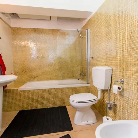 Charming Townhouse With Aircon Only 500m From The Marina And The Typical Market