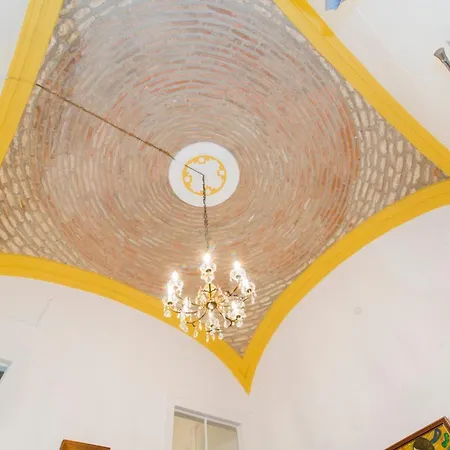 Charming Townhouse With Aircon Only 500m From The Marina And The Typical Market