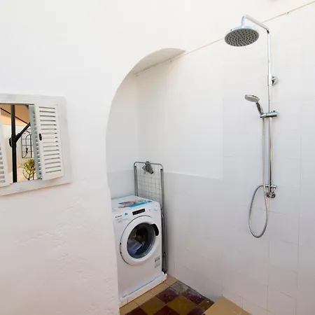 Charming Townhouse With Aircon Only 500m From The Marina And The Typical Market