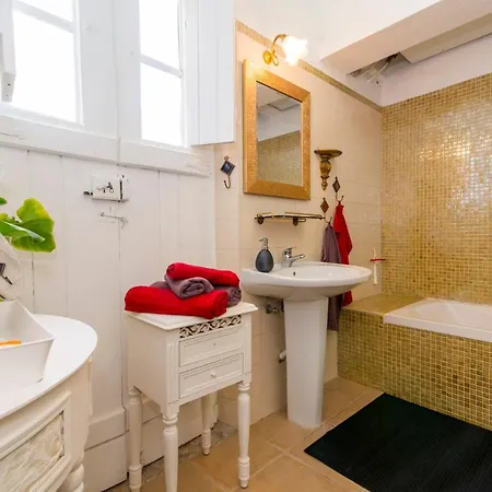 Charming Townhouse With Aircon Only 500m From The Marina And The Typical Market * Olhão