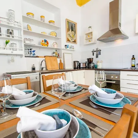 Historic Townhouse With Roof Terrace Quiet Courtyard 5Min To Ferry Market Casa vacanze Olhão